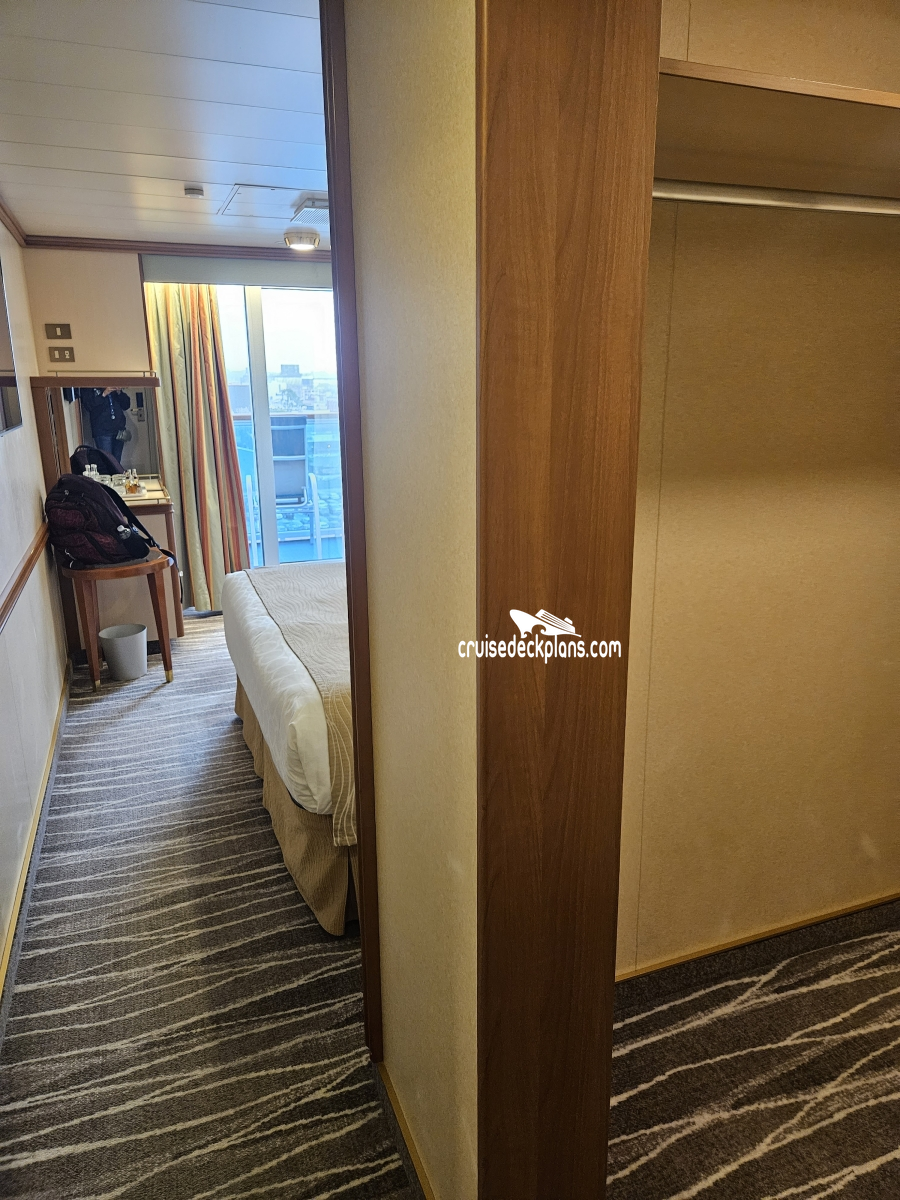 Emerald Princess Cruise Ship Starboard Side Upper Decks Balconies Princess  – Stock Editorial Photo © EWYMedia #555675096