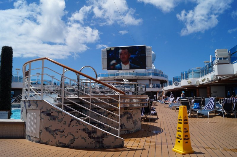 Royal Princess III Main Pool Pictures