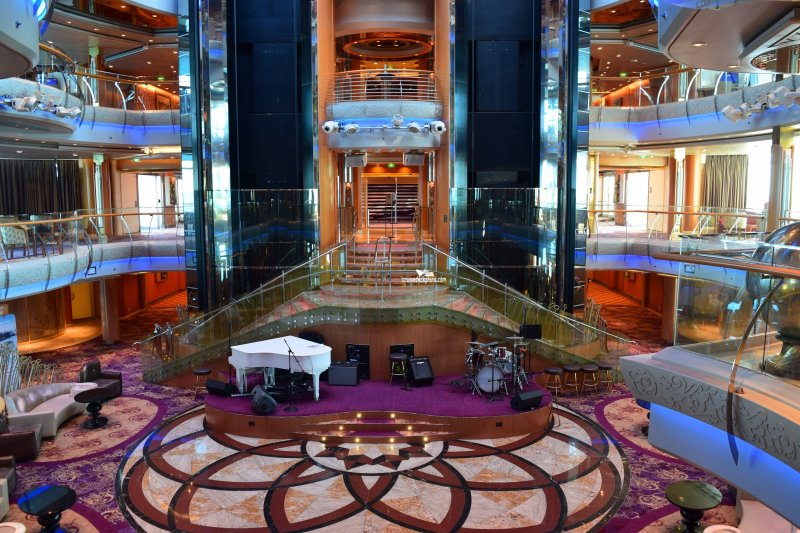 Vision of the Seas Centrum Pictures