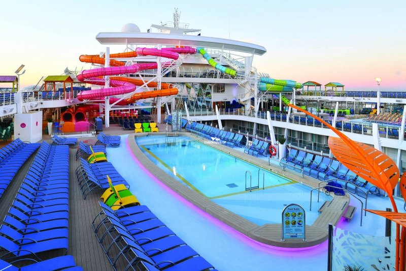 Oasis of the Seas Main Pool Pictures