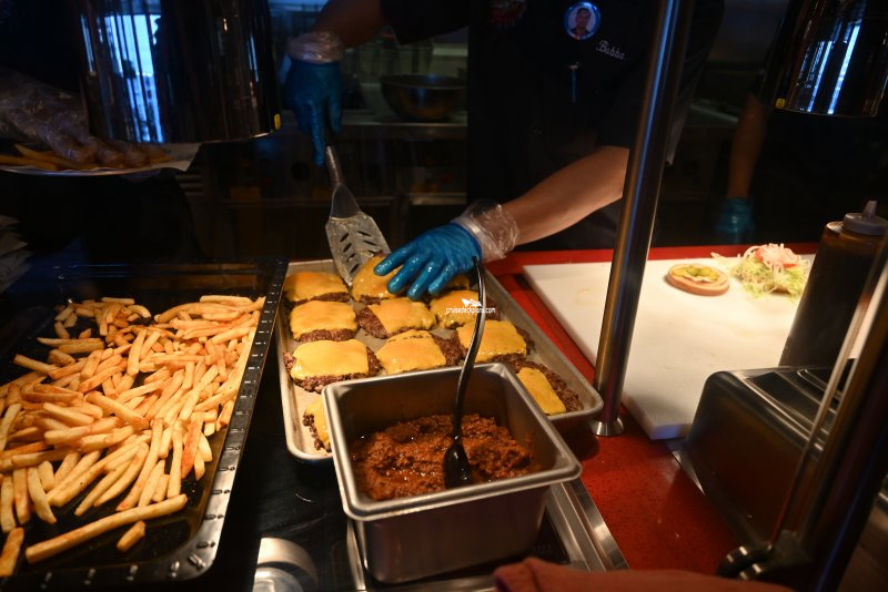 does carnival mardi gras have guys burgers