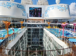 Wonder of the Seas Main Pool picture