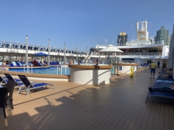 Norwegian Jewel Sapphire Pool picture