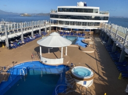 Norwegian Jewel Sapphire Pool picture