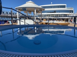 Norwegian Jewel Sapphire Pool picture