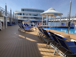 Norwegian Jewel Sapphire Pool picture