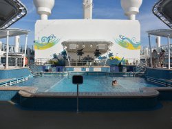 Norwegian Breakaway Main Pool picture