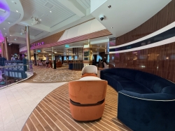 Icon of the Seas Schooner Bar picture