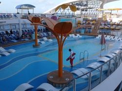 Wonder of the Seas Main Pool picture