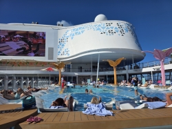 Wonder of the Seas Main Pool picture