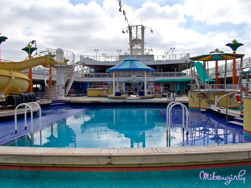 Norwegian Jewel Sapphire Pool Pictures