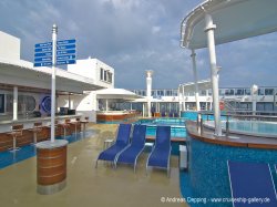 Norwegian Breakaway Main Pool picture