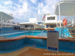 Norwegian Breakaway Main Pool picture