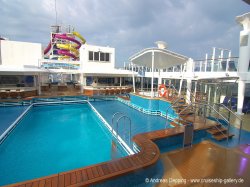 Norwegian Breakaway Main Pool picture