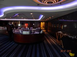 Queen Mary 2 Commodore Club picture