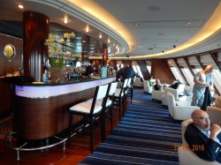 Queen Mary 2 Commodore Club picture