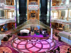 Vision of the Seas Centrum picture