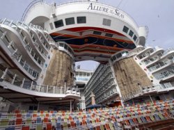 Allure of the Seas Aquatheater picture